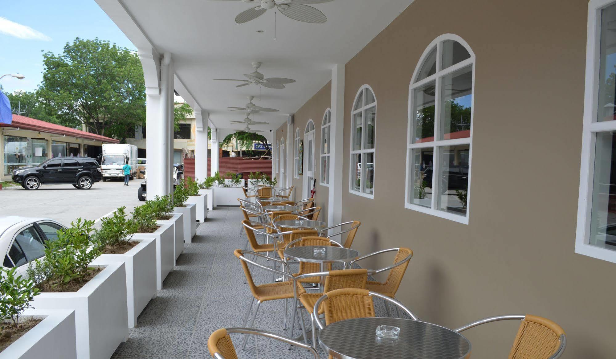 Kingsley'S Hotel And Gastro Pub Mabalacat Exterior foto
