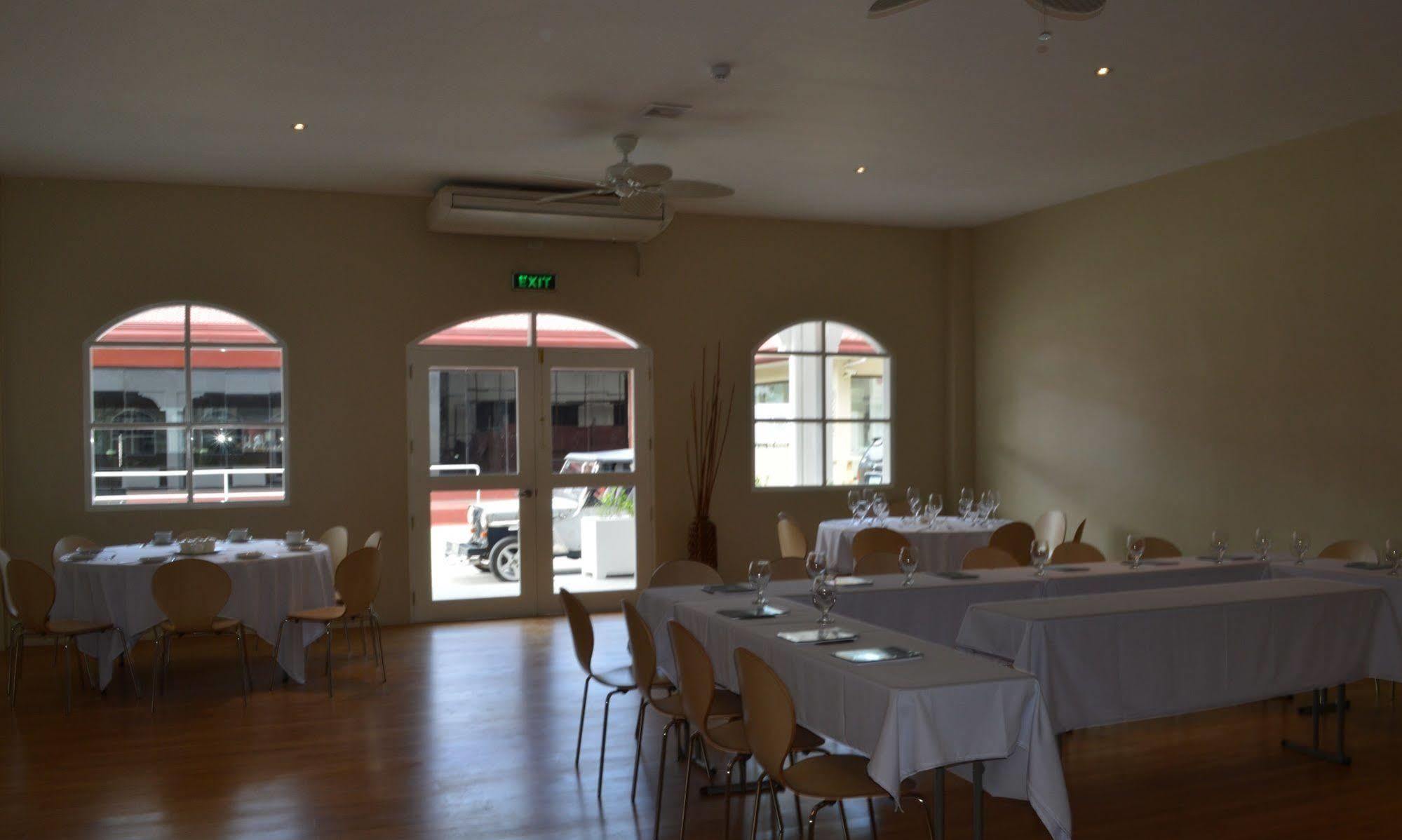 Kingsley'S Hotel And Gastro Pub Mabalacat Exterior foto