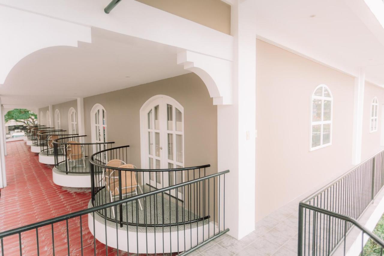 Kingsley'S Hotel And Gastro Pub Mabalacat Exterior foto